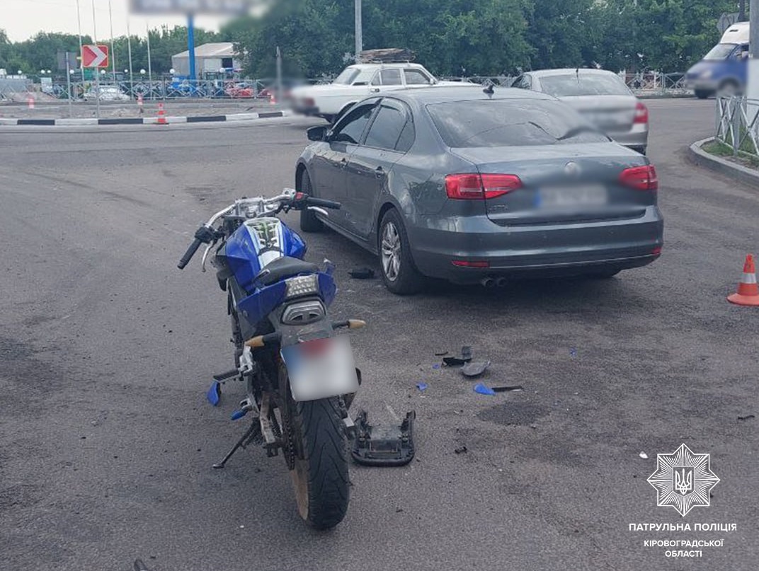 У Кропивницькому мотоцикліст спричинив потрійне ДТП