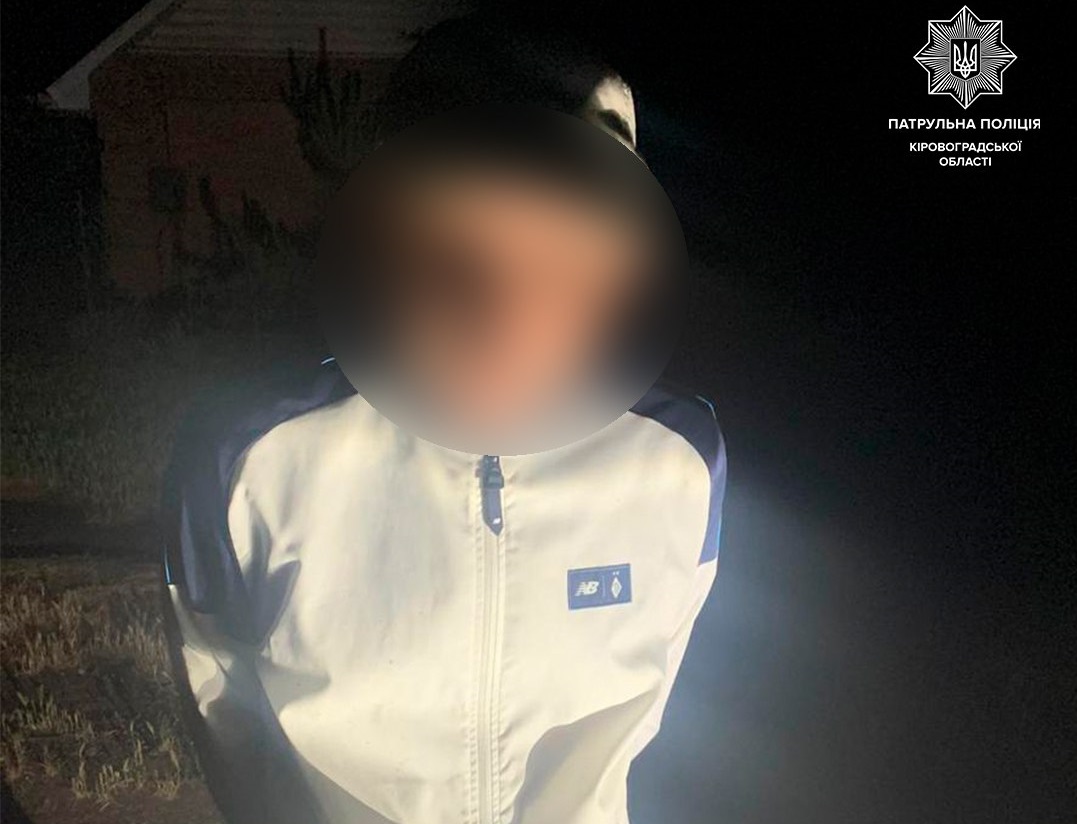 У Кропивницькому чоловік розбив сусідам вікна та пошкодив авто