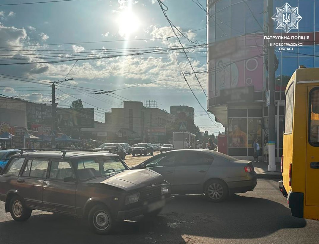 У Кропивницькому зіткнулися маршрутка та легковик