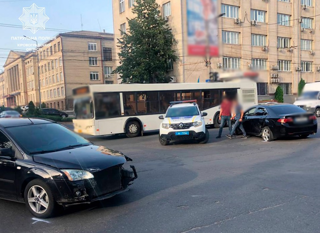 У Кропивницькому водій Ford не поступився дорогою та спричинив ДТП