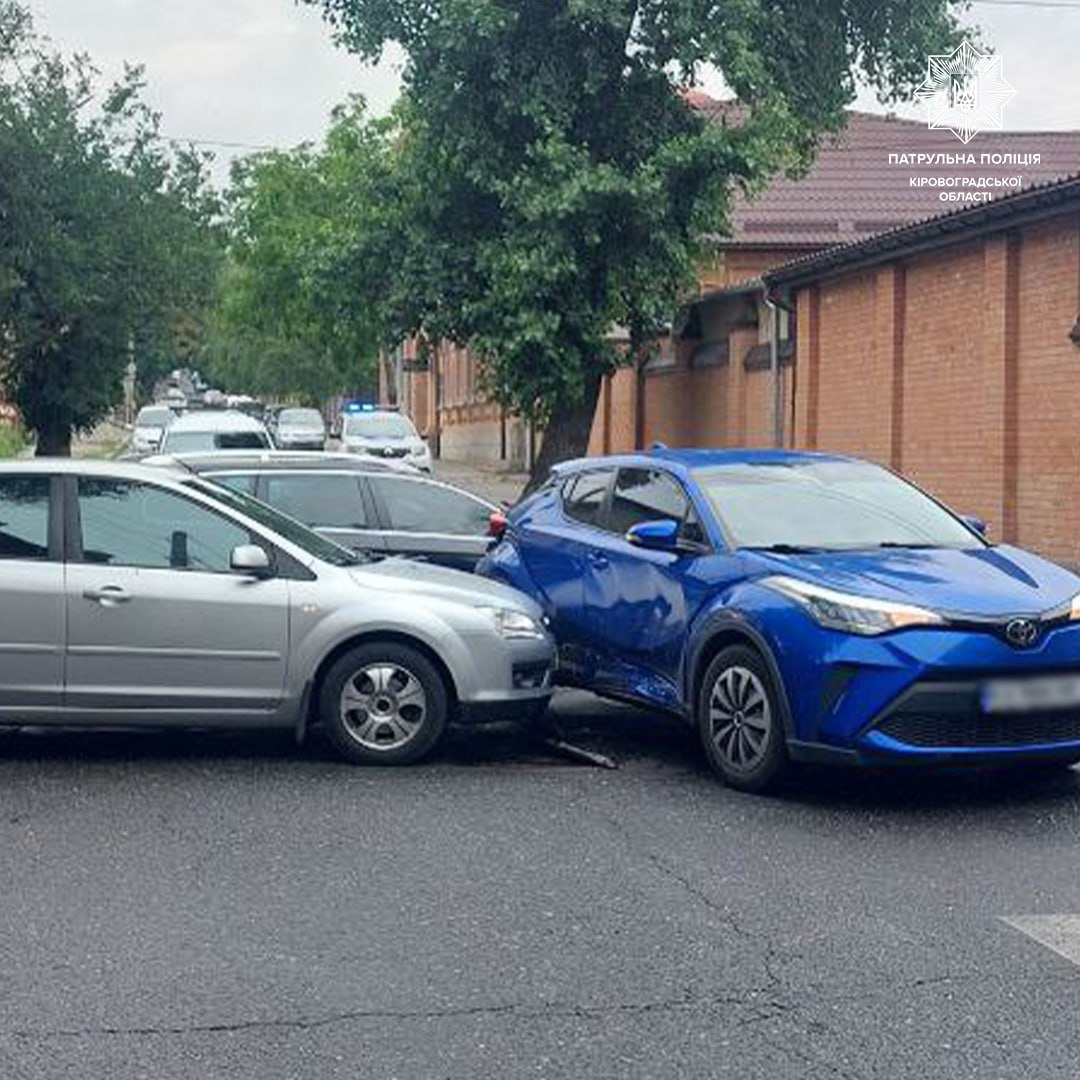 На перехрестi в Кропивницькому зiштовхнулися автiвки