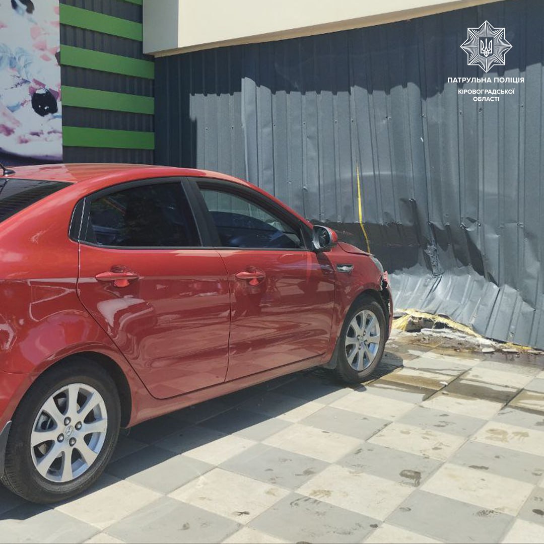 У Кропивницькому водійка Kia в’їхала у стіну магазину