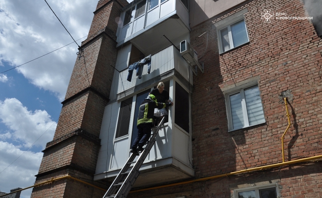 Пожежа в кропивницькiй багатоповерхiвцi: вдалося врятувати жiнку