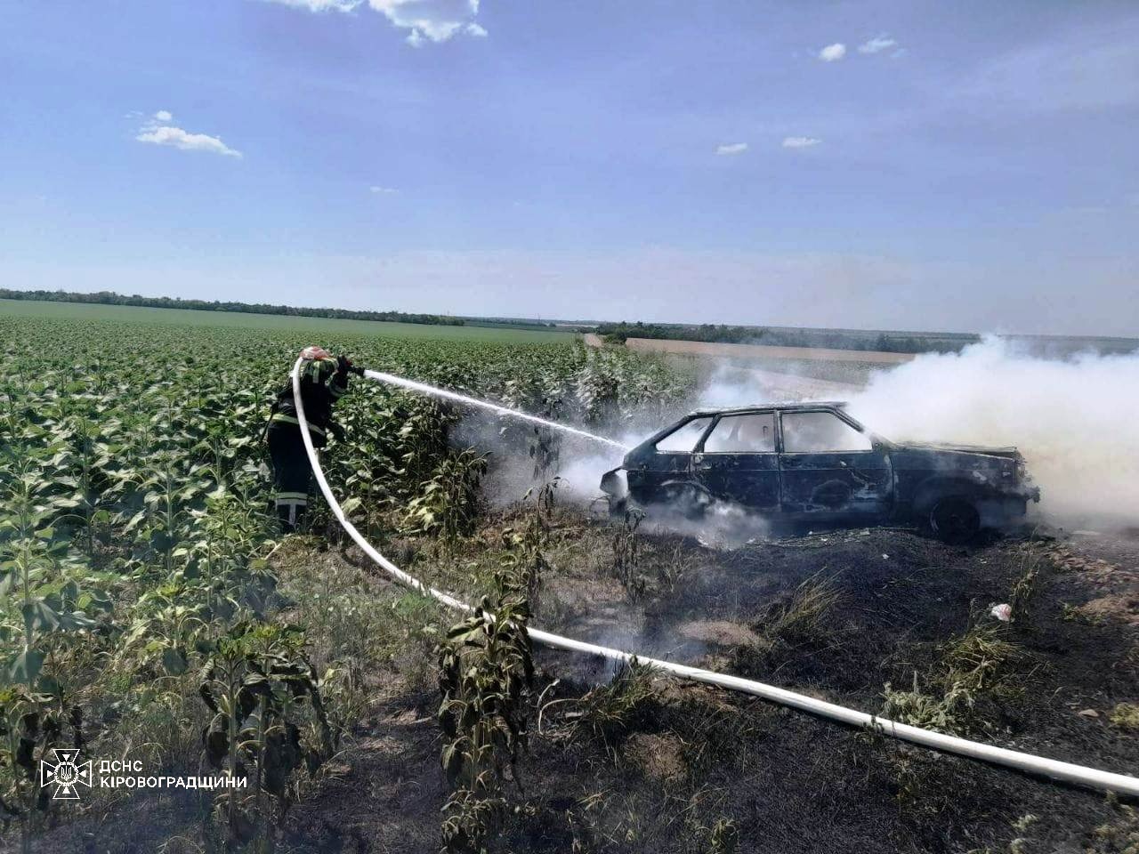 На Кіровоградщині посеред поля горіла автівка