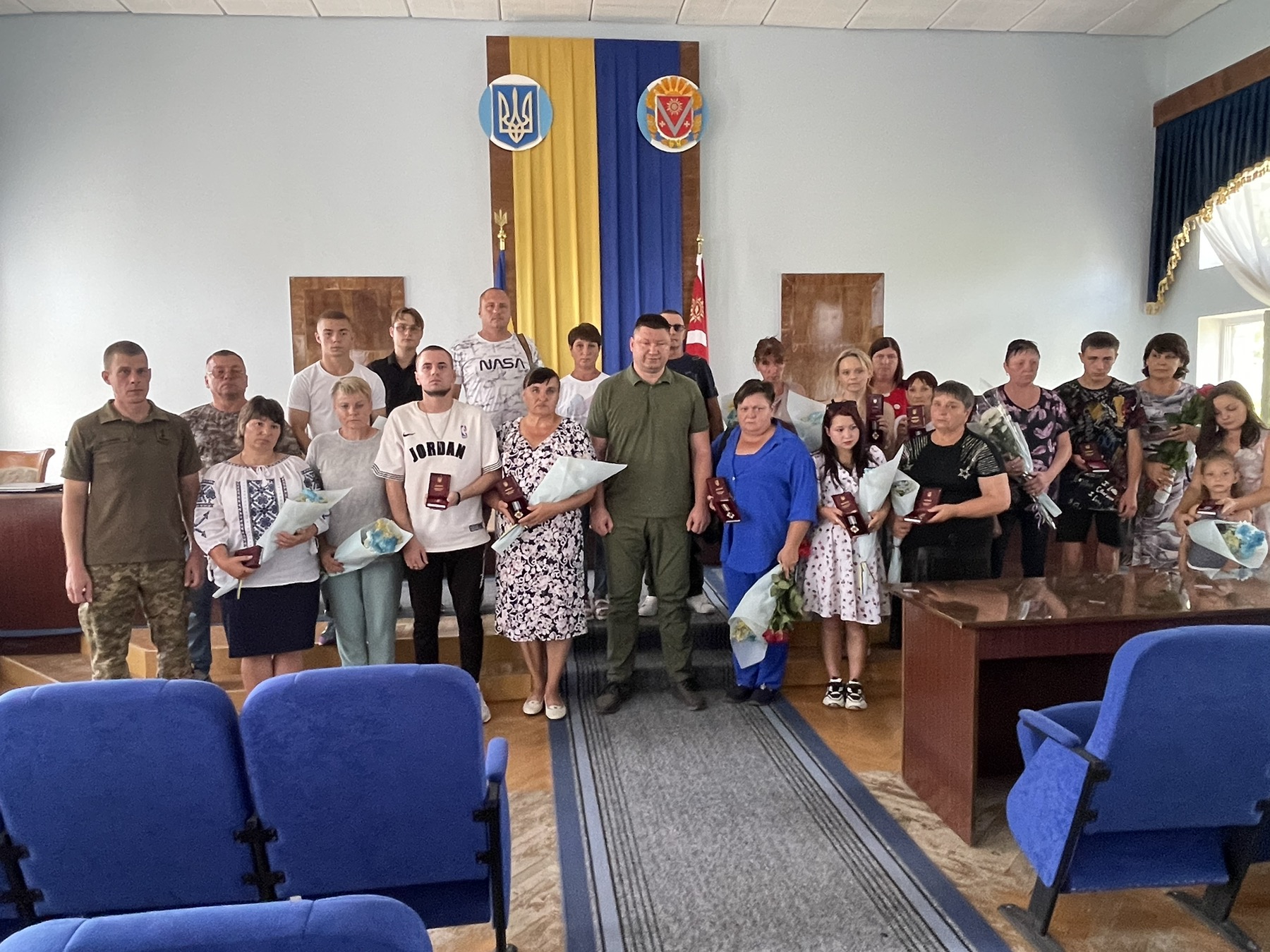 В громаді на Кіровоградщині матерi загиблого Героя вручили нагороду сина