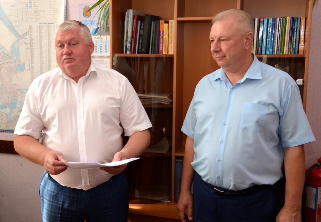 З керівником комунального підприємства по управлінню будинками підписали контракт