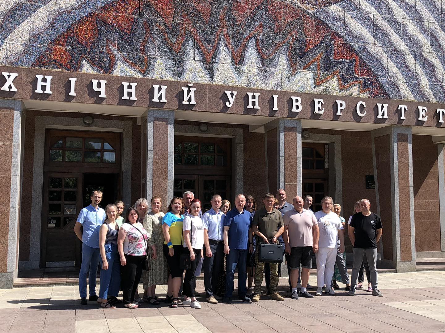 Колектив кропивницького вишу придбав для вiйськових «Мавiки»
