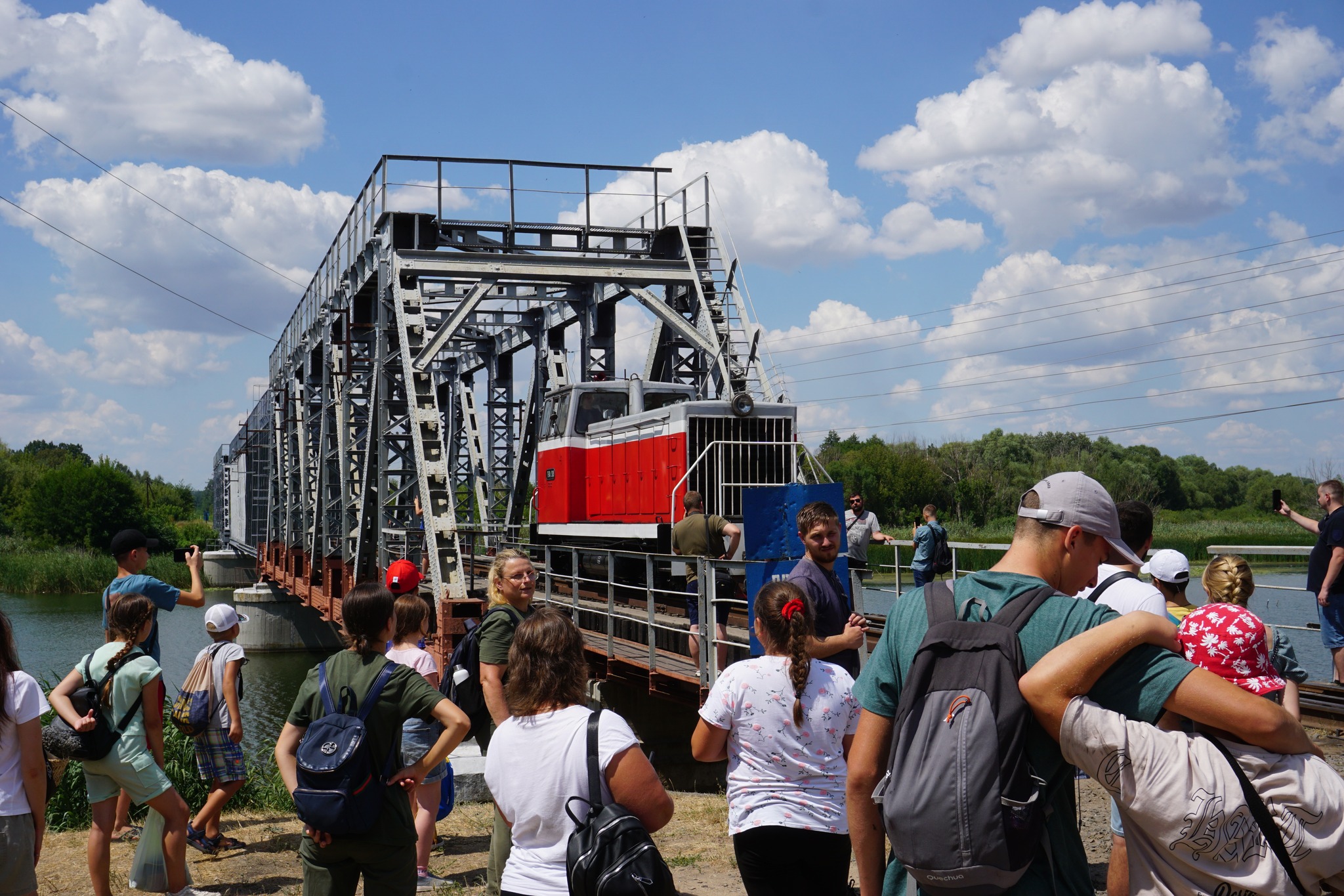 На Кiровоградщинi туристiв катав найстарiший паровоз країни