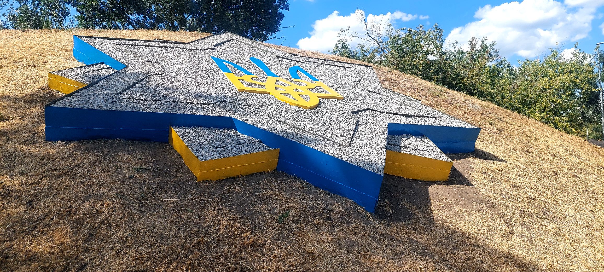 На Фортечних валах у Кропивницькому з’явилися дві патріотичні інсталяції