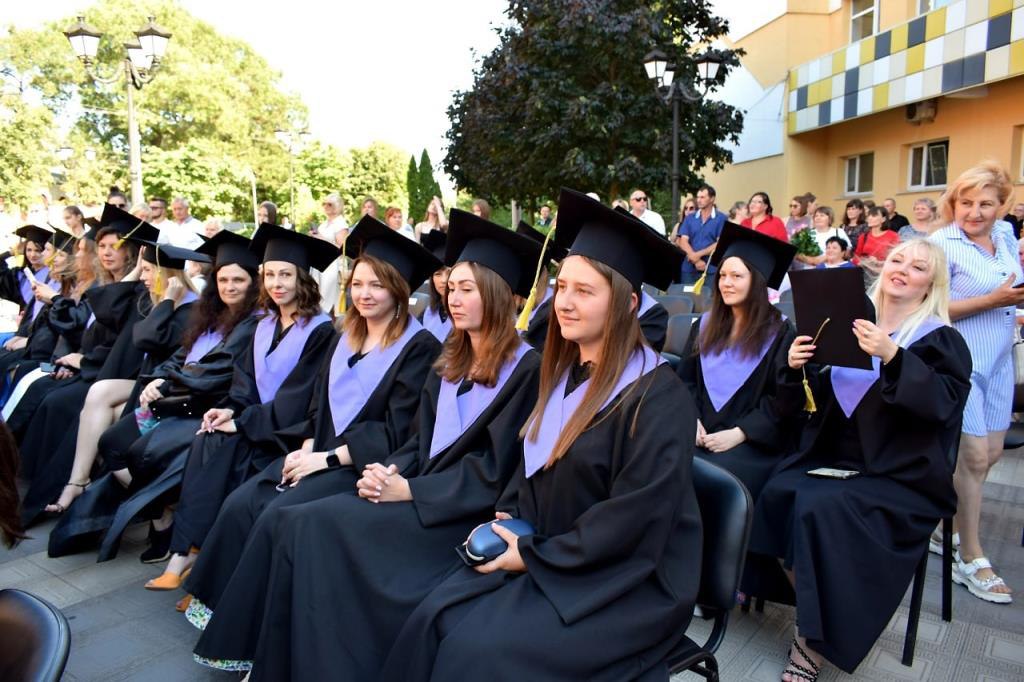 100 випускників ЦДУ імені Винниченка отримали дипломи з відзнакою