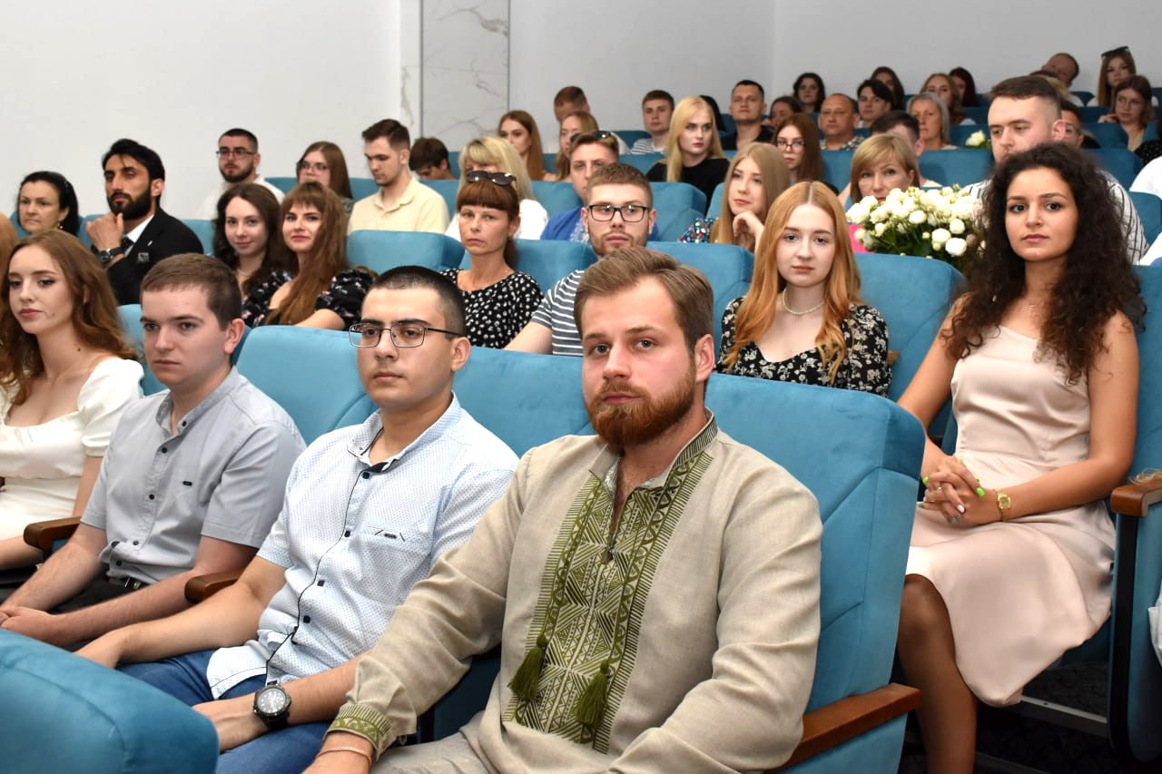 Випускників релокованого Донецького національного медичного університету привітали у Кропивницькому