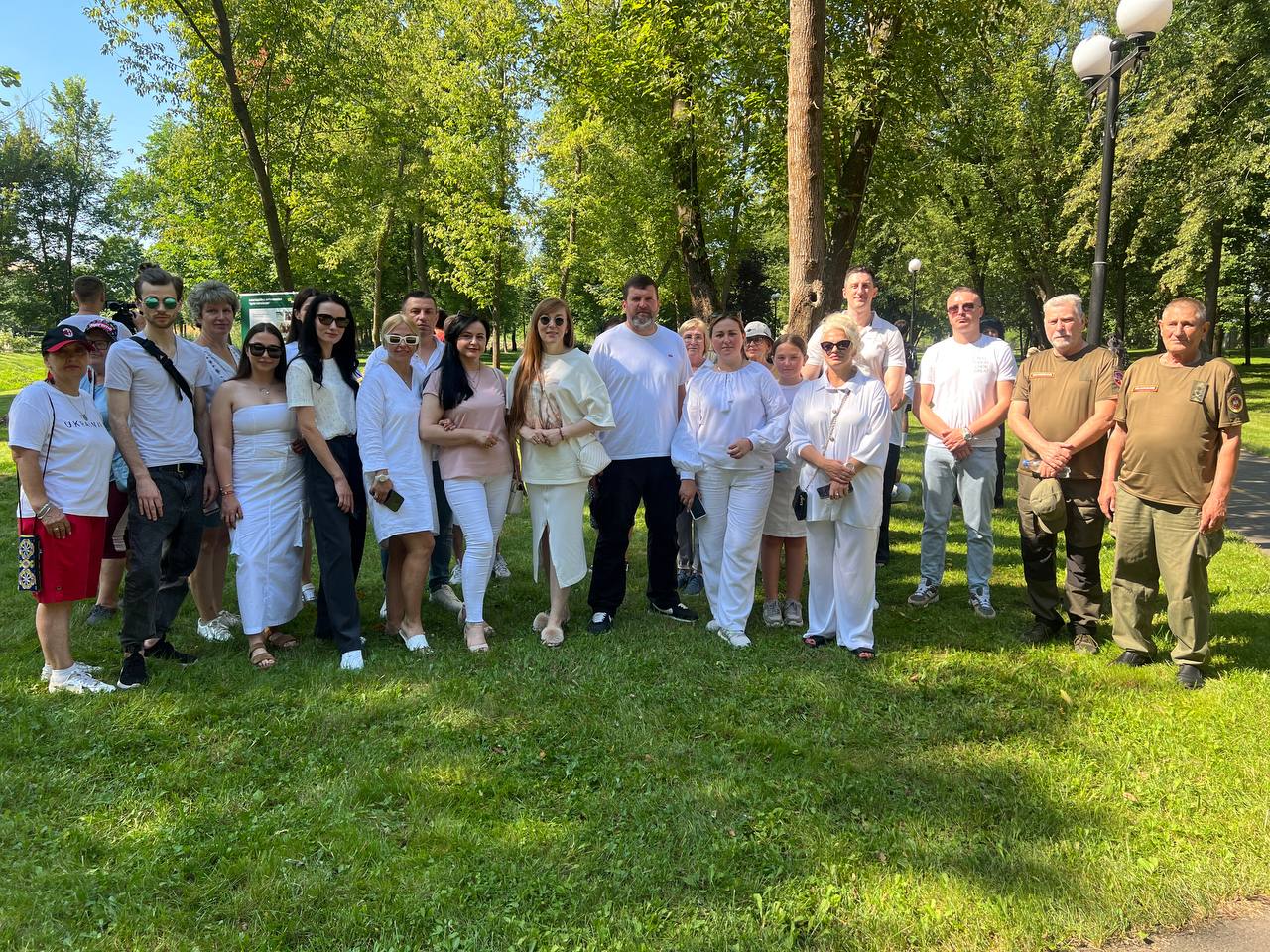 Кропивницькі волонтери висадили яблуньки, на згадку про вбитих росіянами дітей (ФОТО)