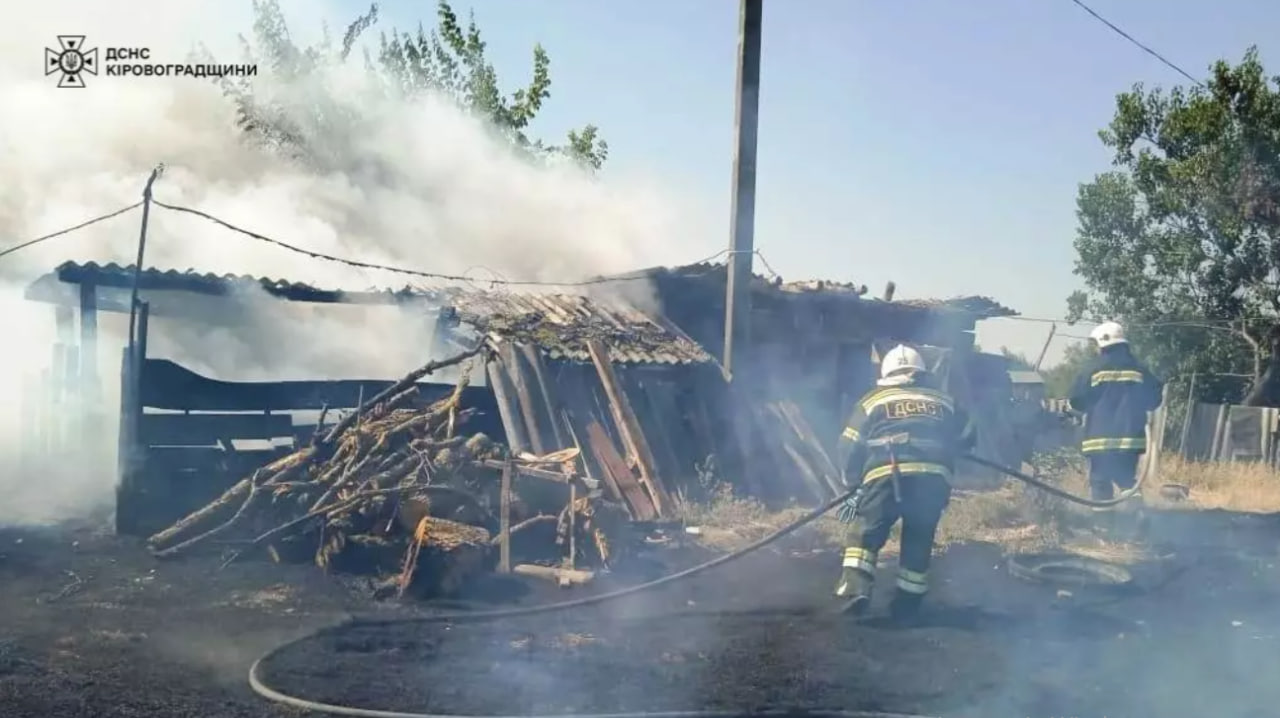 На Кіровоградщині у двох будівлях сталася пожежа