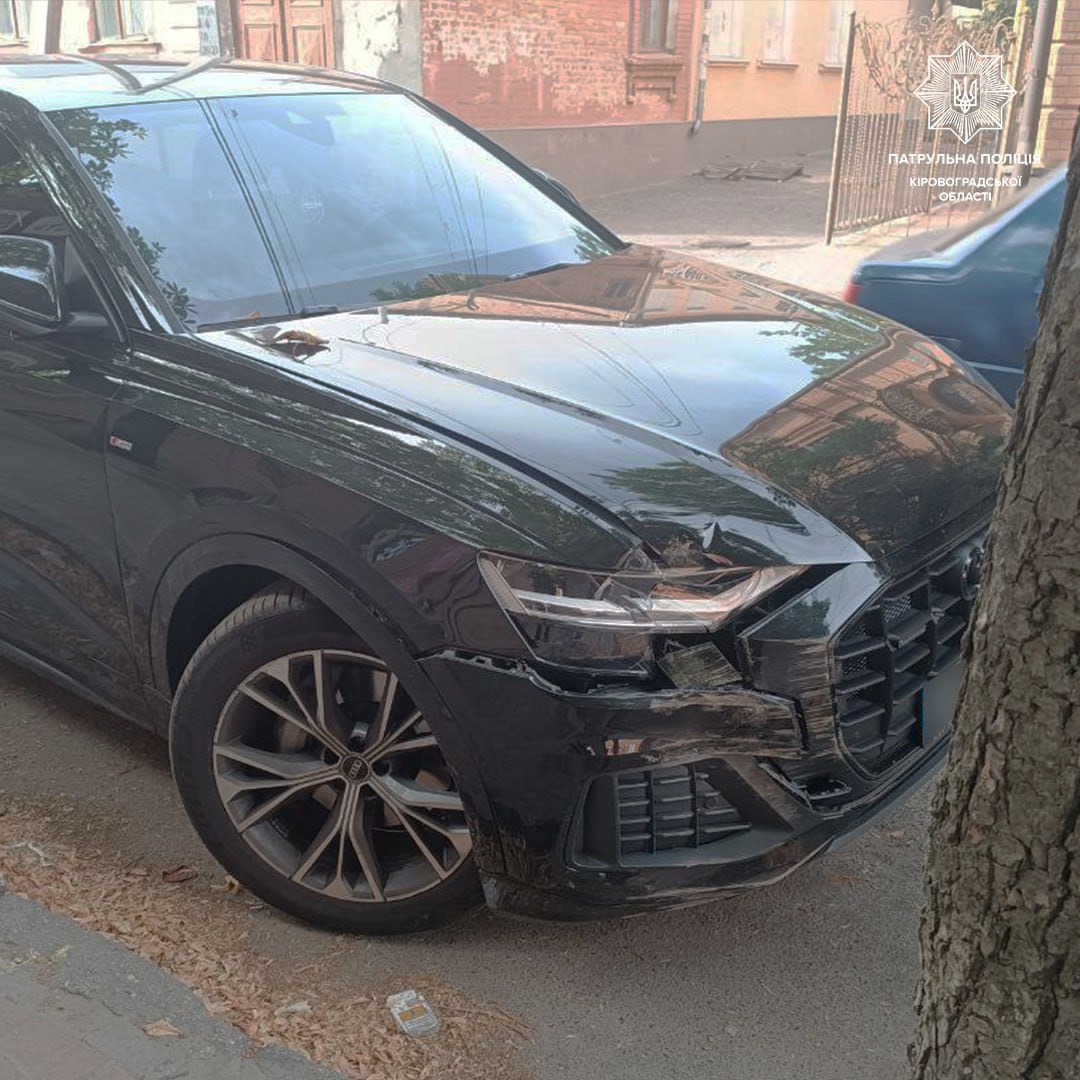 У Кропивницькому водiй спочатку наїхав на автiвку, а потiм на дерево