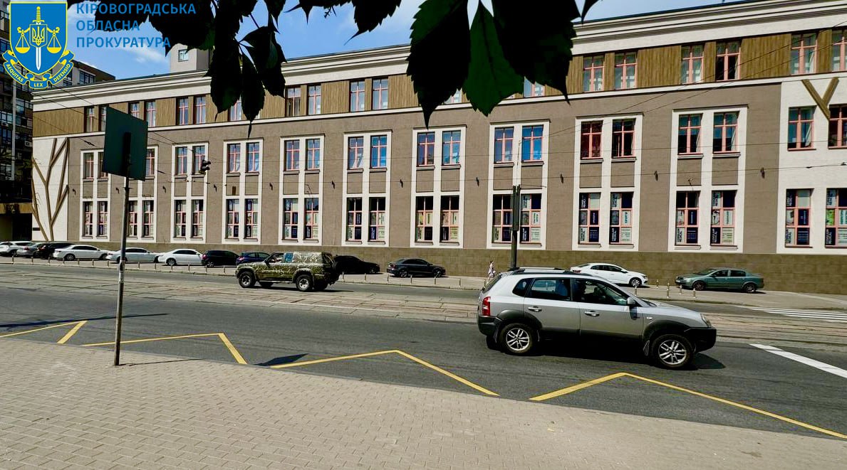 Держреєстраторку з Кіровоградщини викрили на зловживанні своїми повноваженнями