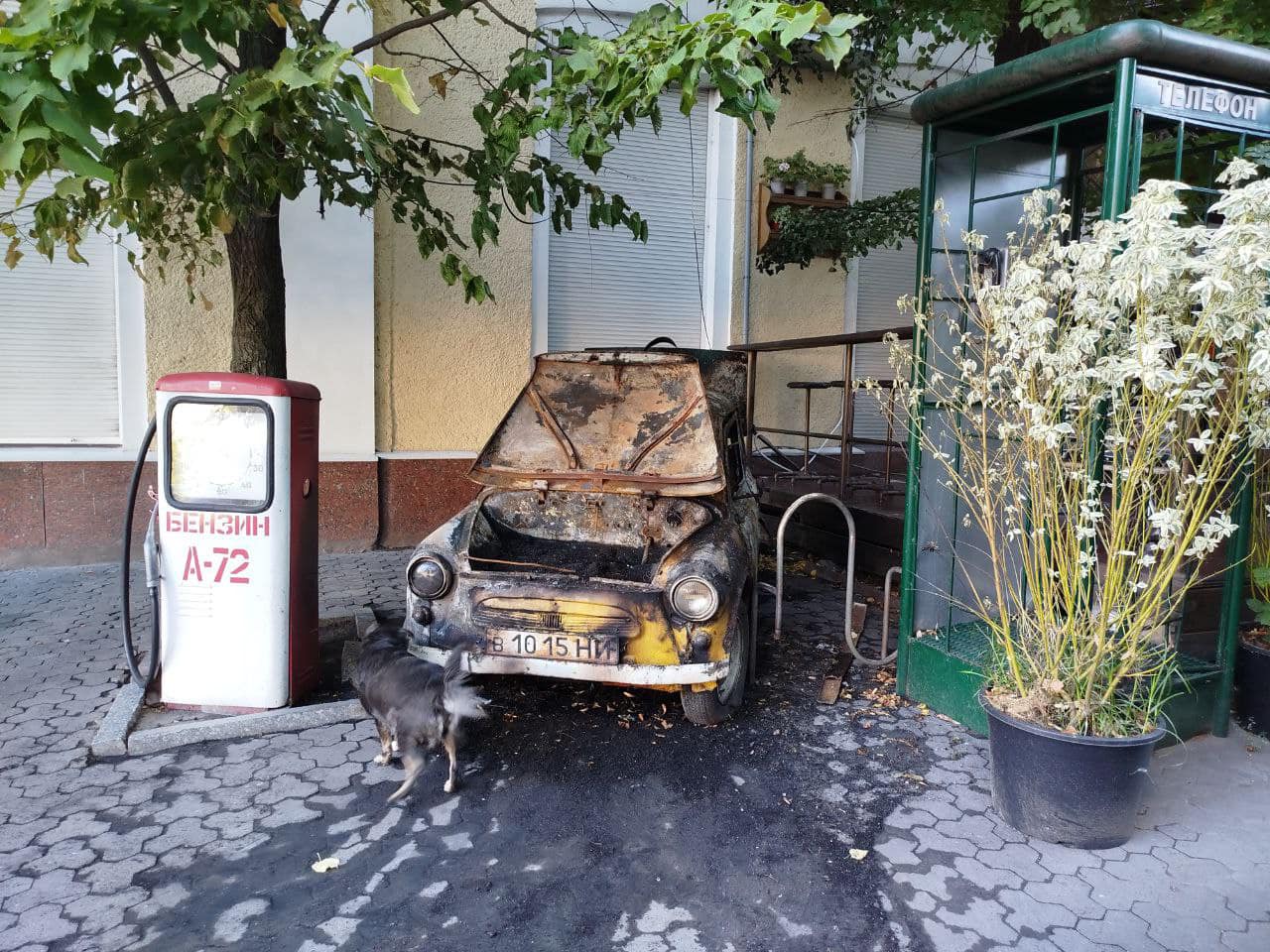 Біля кропивницької кав’ярні спалили зелений “Запорожець” (ФОТО)