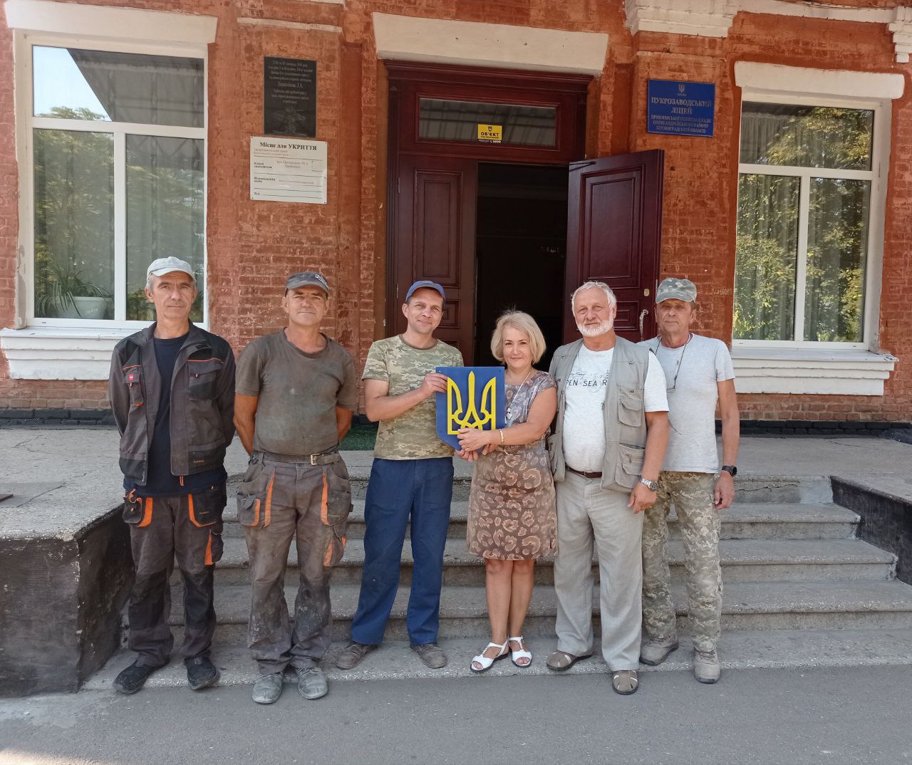На фасадi школи в громадi Кiровоградщини встановили герб