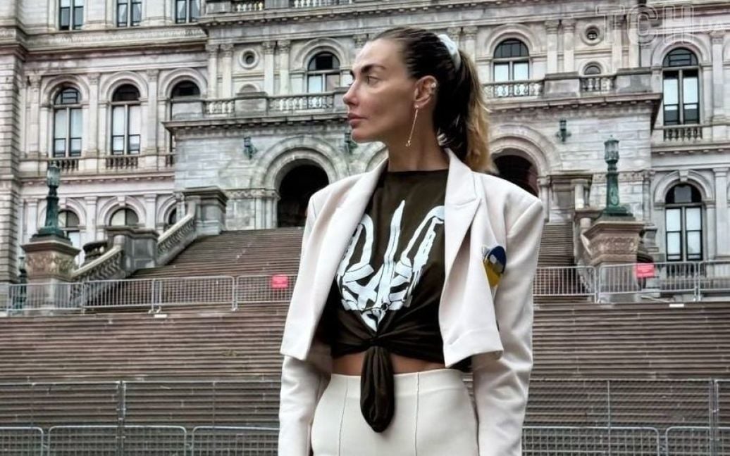 Супермодель з Кропивницького продовжує демонструвати патріотичний кежуал-лук