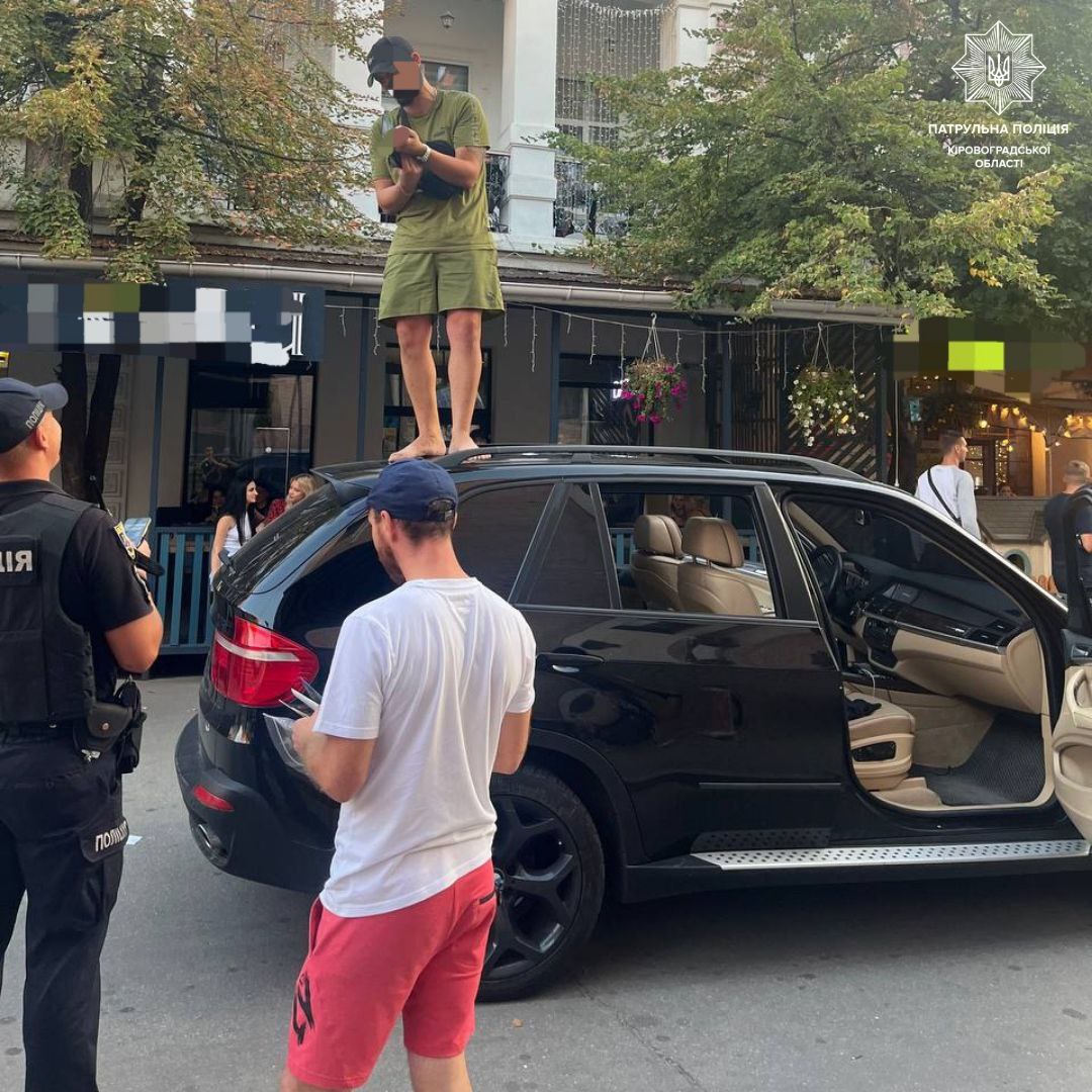 У центрі Кропивницького водій поводив себе зухвало та ходив по даху авто