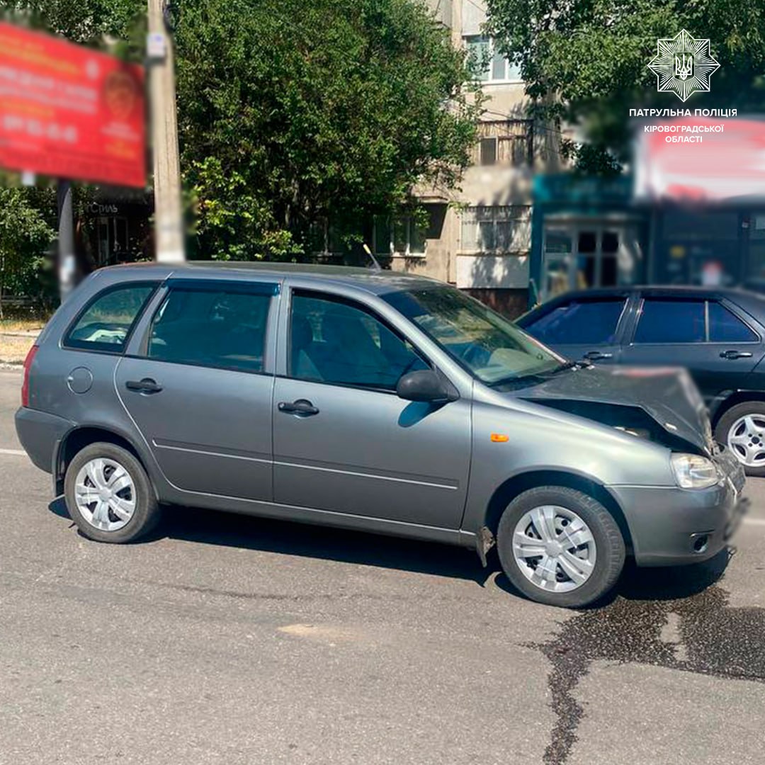 У Кропивницькому водiй автомобiля ВАЗ врiзався в Opel
