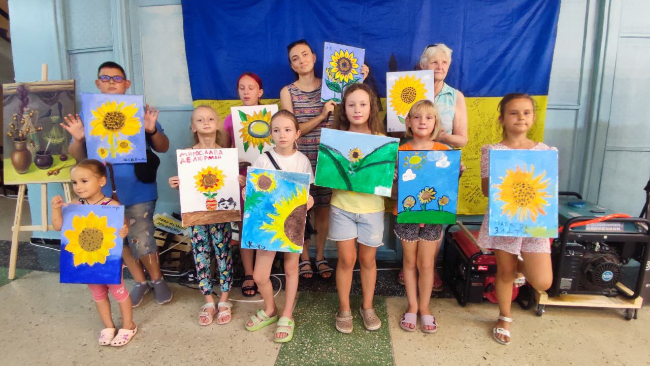 У Кропивницькому діти малювали соняшники, як квітку пам’яті про захисників (ФОТО)