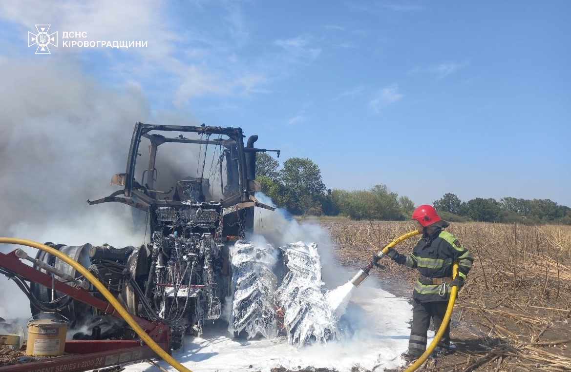 На Кіровоградщині посеред поля горів трактор