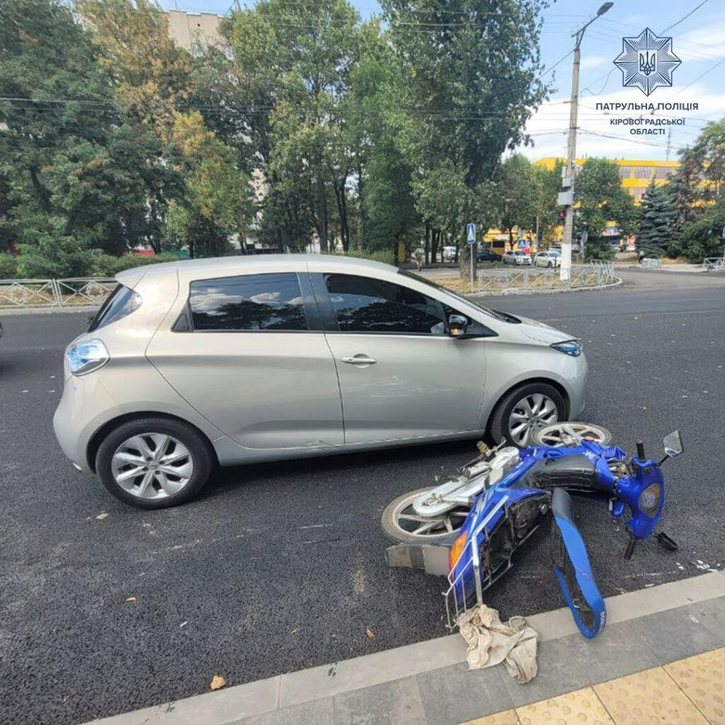 Нетверезий мотоциклiст врiзався в автомобiль у Кропивницькому