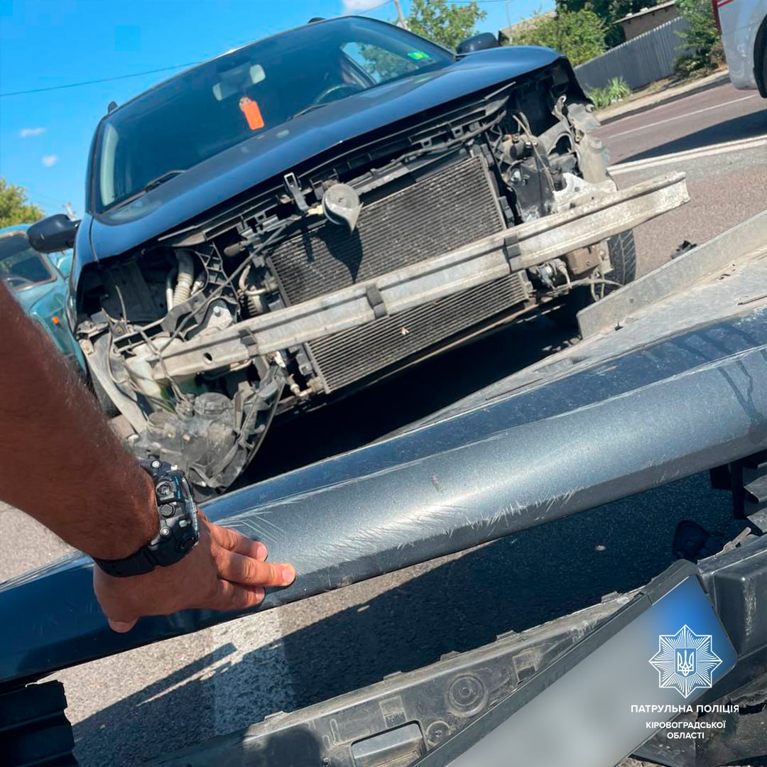 У Кропивницькому водiй Рено врiзався в автомобiль “екстренки”