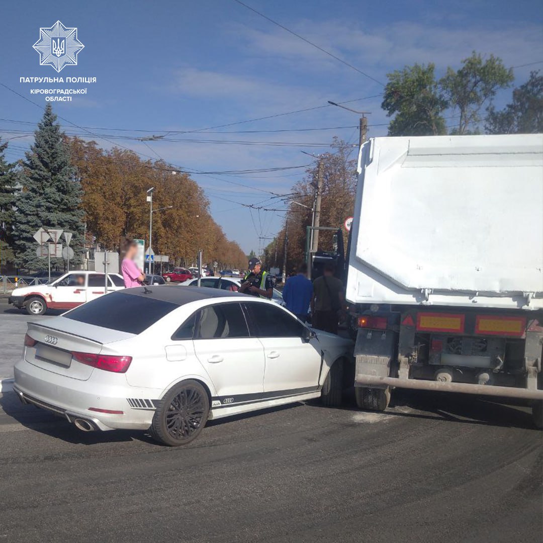 У Кропивницькому водій вантажівки скоїв ДТП