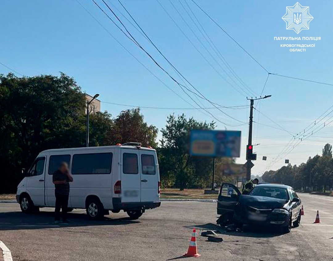 У Кропивницькому водій мікроавтобуса не поступився дорогою