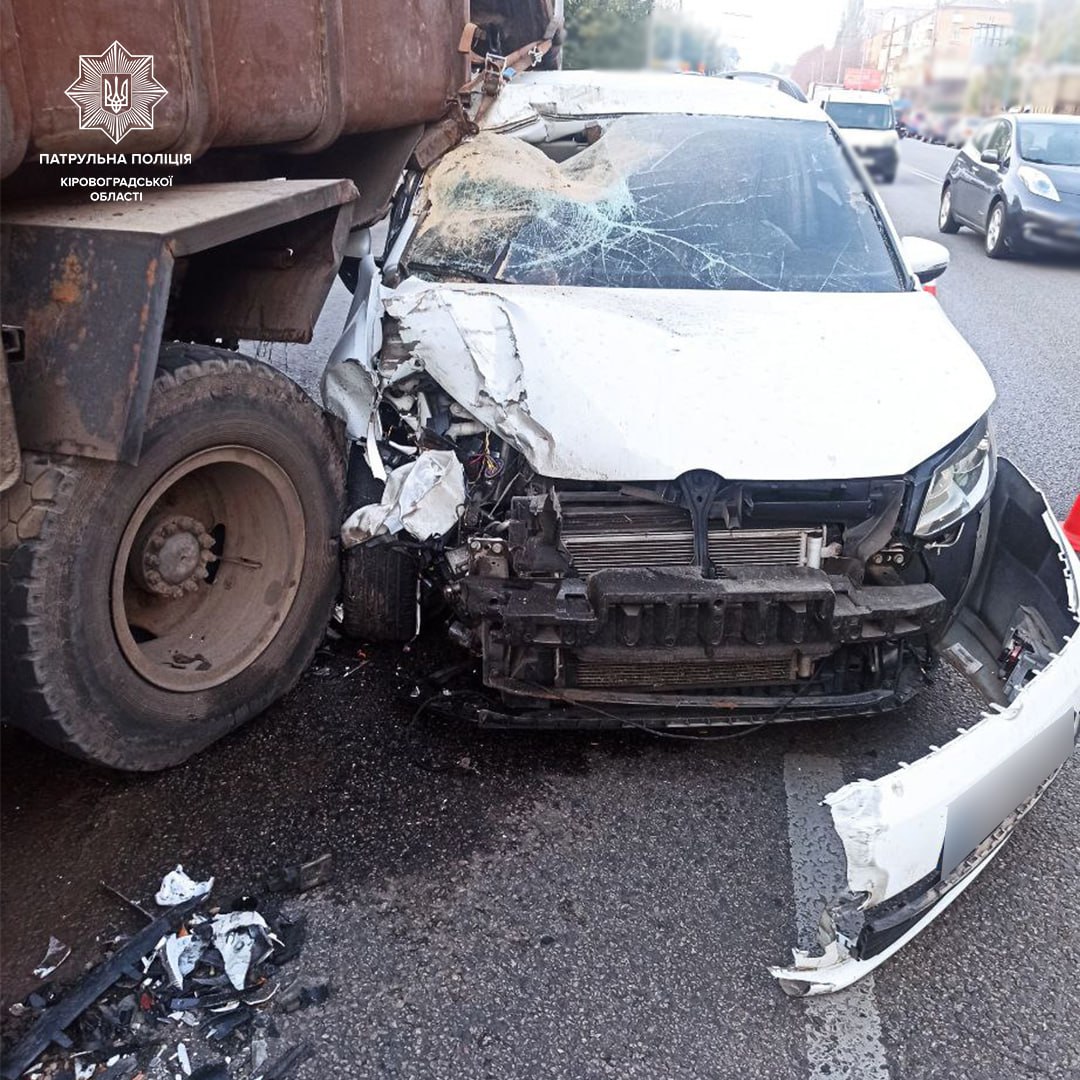 У Кропивницькому водiй легковика врiзався у вантажiвку та втiк з мiсця ДТП