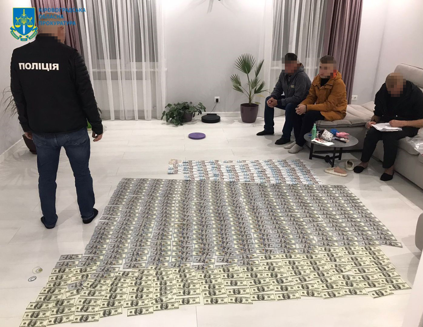 На Кіровоградщині помічник судді, разом із спільником, попалися на хабарі