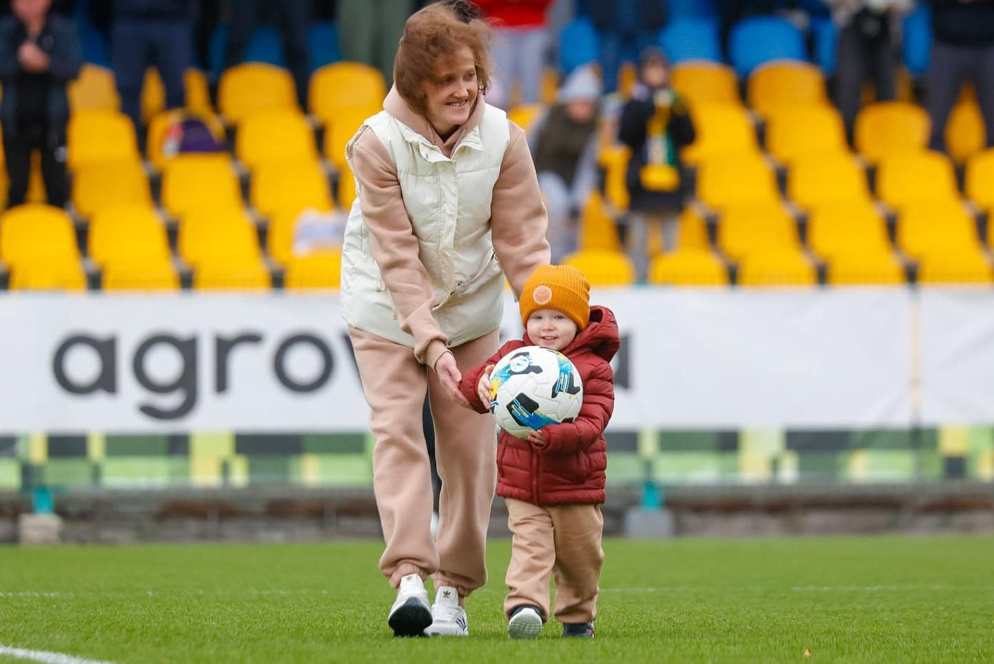 Син загиблого воїна з Кіровоградщини виконав перший удар по м`ячу на матчі