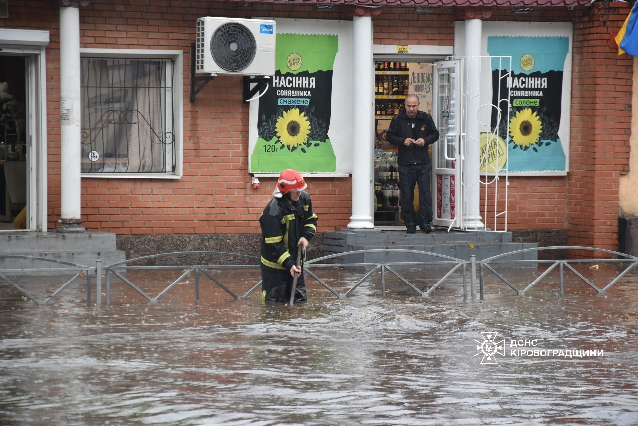 У Кропивницькому через значну зливу, довелося попрацювати надзвичайникам