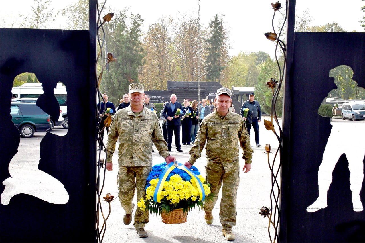 У Кропивницькому поклали квіти до могил полеглих Героїв
