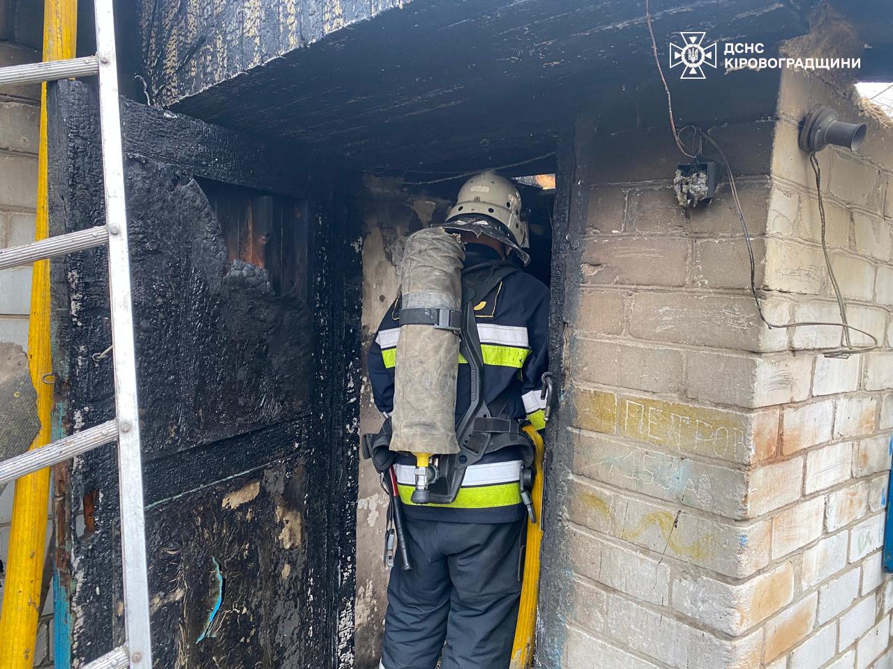 На Кіровоградщині довелося рятувати від пожежі будинки та авто