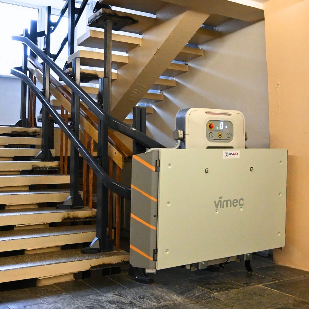 В лікарні на Кіровоградщині встановили сучасний сходовий підйомник