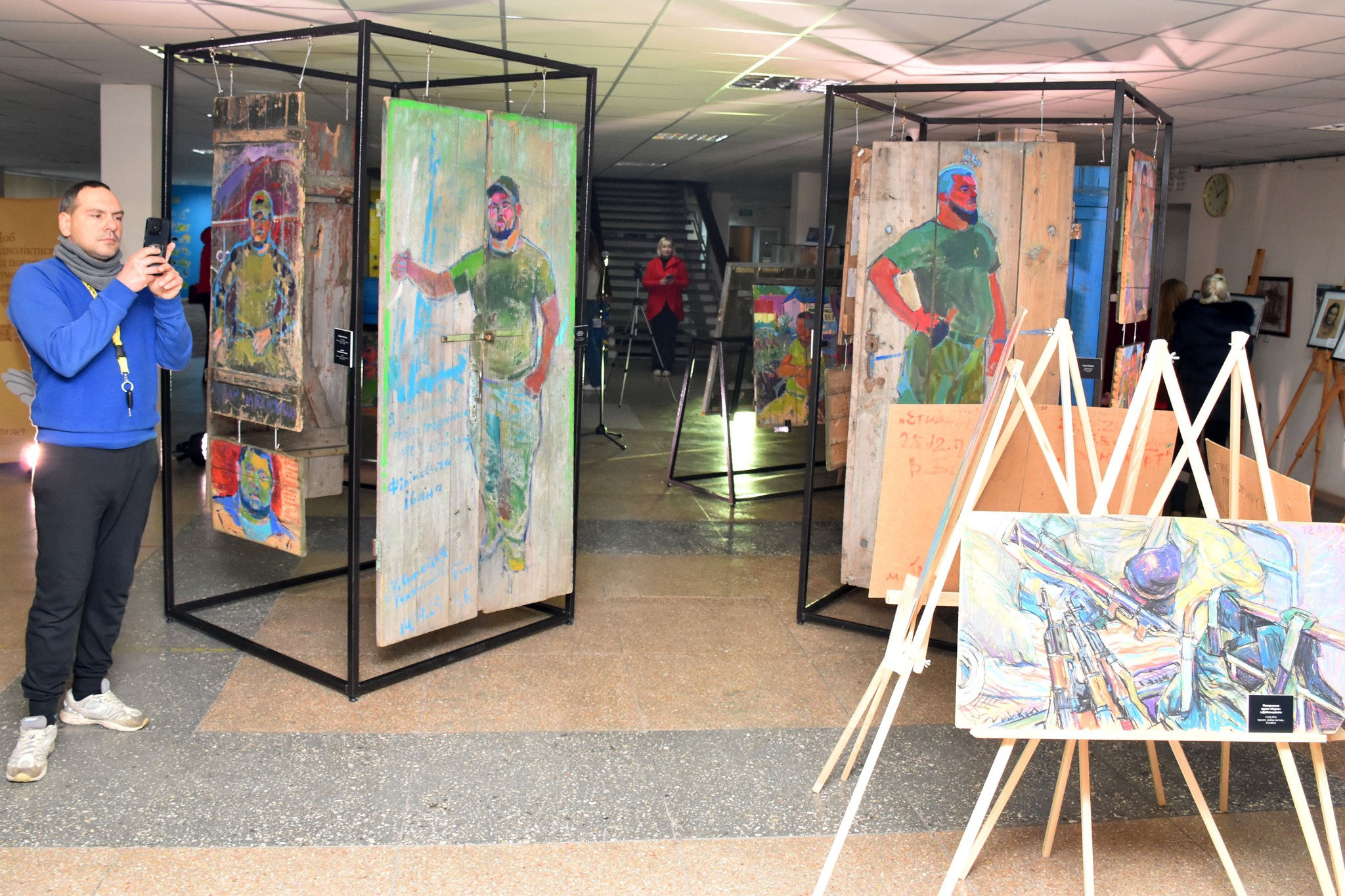 На Кіровоградщину привезли виставку воєнних картин