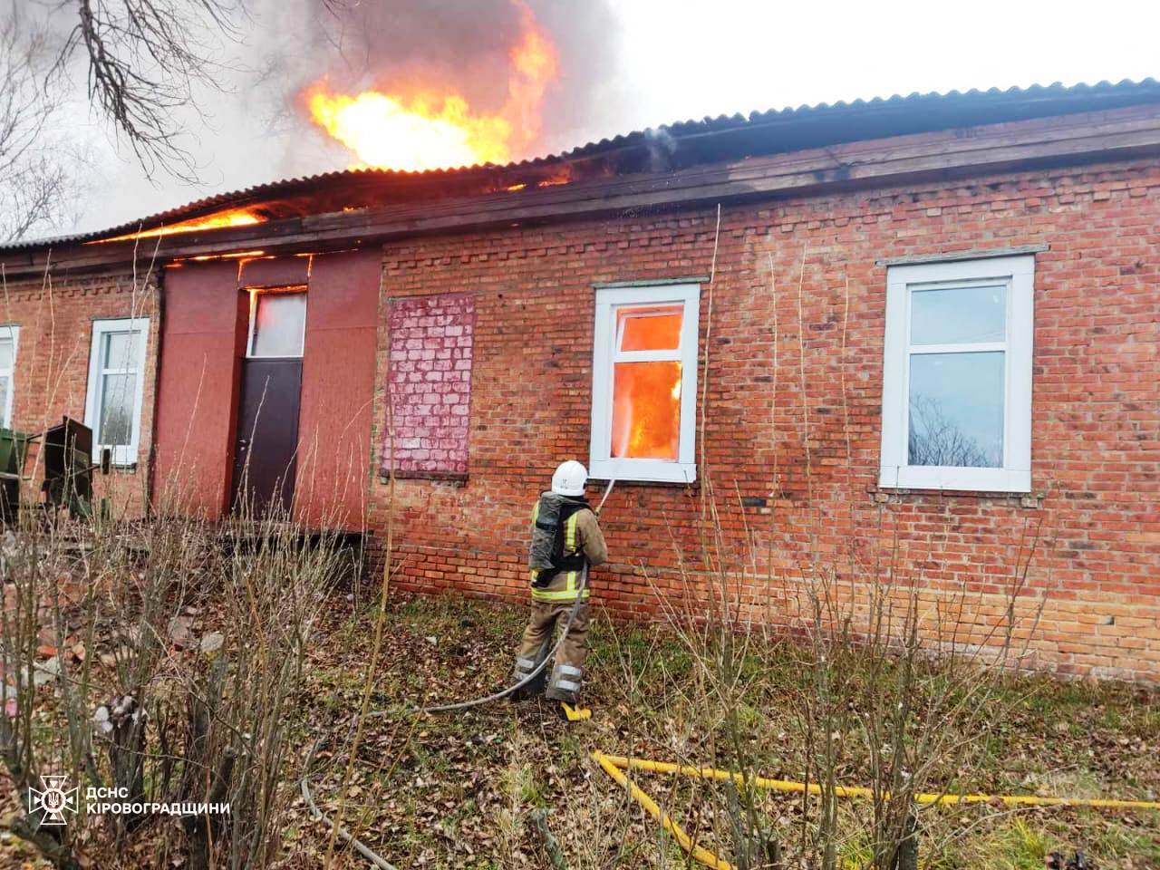 На Кіровоградщині рятували від вогню авто та будинки