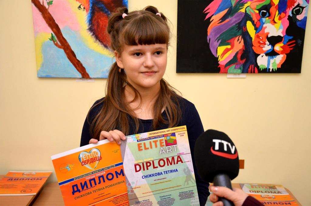 “Україна починається з тебе”: у Кропивницькому вiдкрили виставку дванадцятирiчної художницi