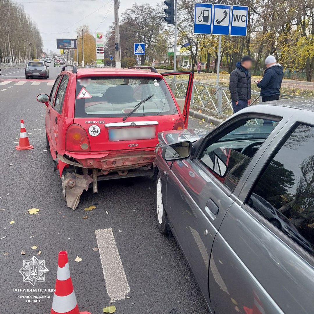 Водiй автомобiля ВАЗ врiзався в iномарку бiля свiтлофора в Кропивницькому
