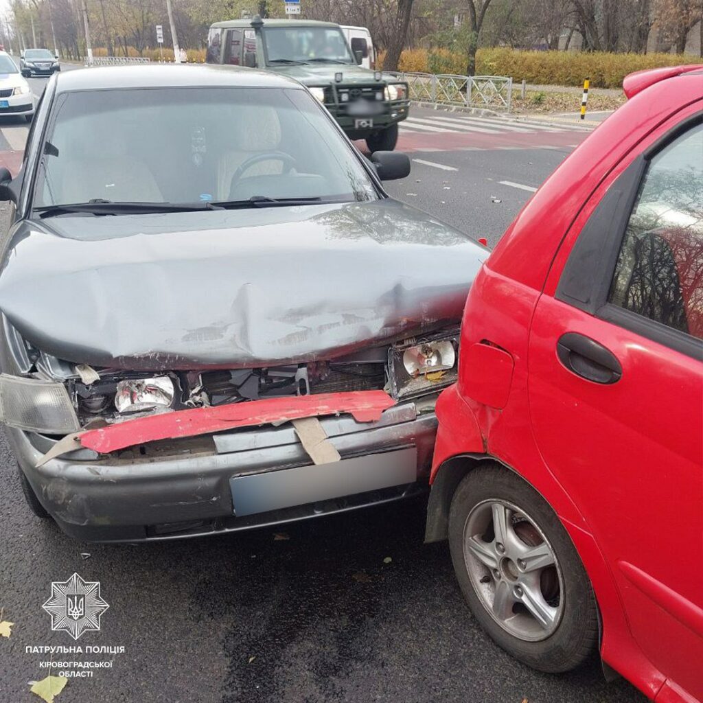 Водiй автомобiля ВАЗ врiзався в iномарку бiля свiтлофора в Кропивницькому