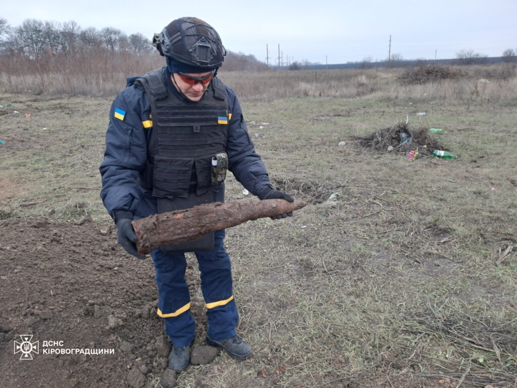 На Кіровоградщині сапери знищили два артснаряди