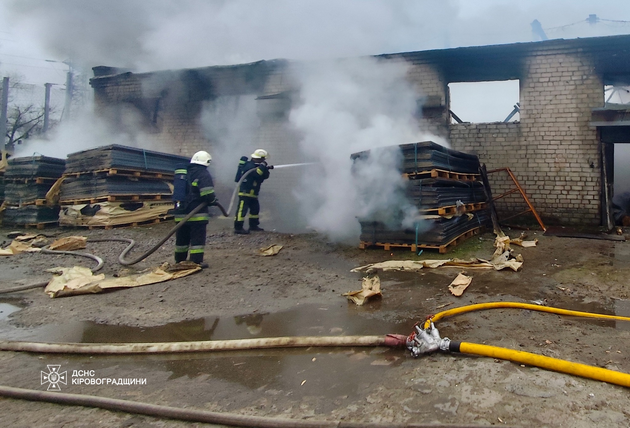 Внаслiдок падiння уламкiв на Кіровоградщині виникла пожежа складу