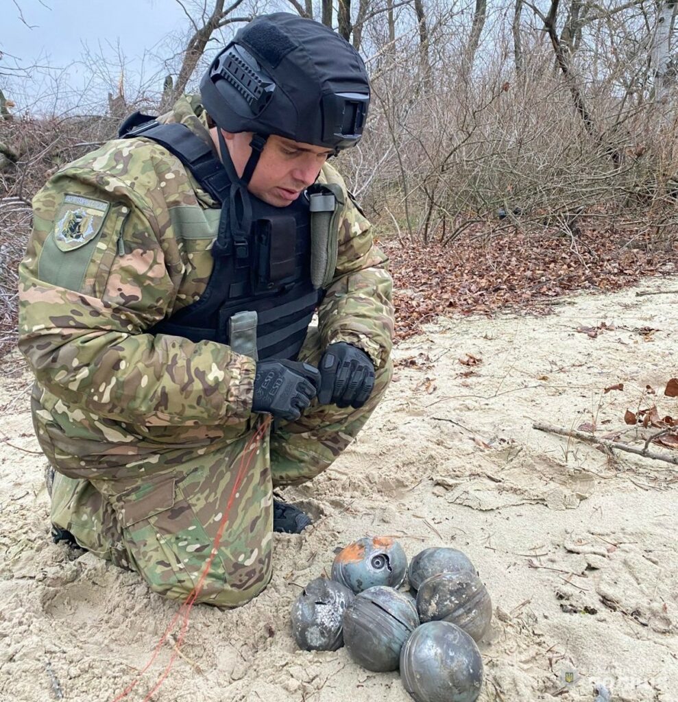 На Кіровоградщині знищили касетні суббоєприпаси крилатої ракети