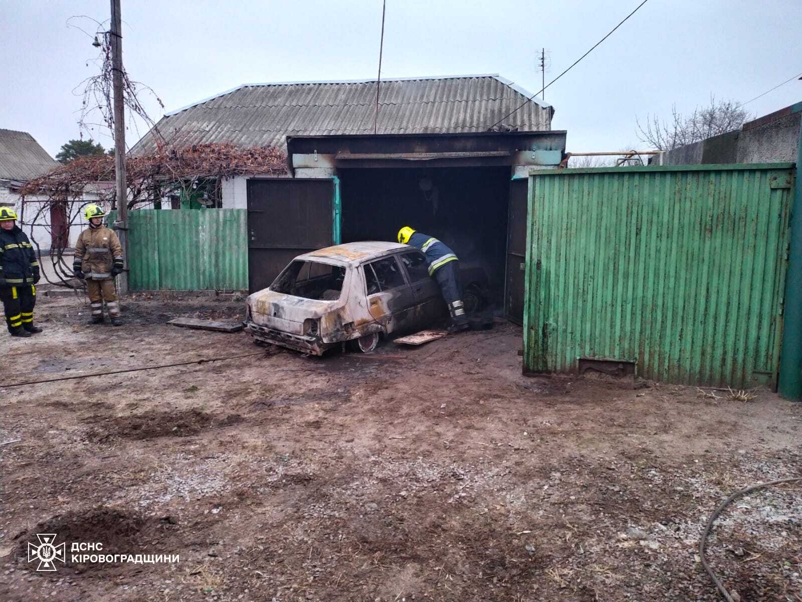 У гаражі на Кіровоградщині горів ЗАЗ