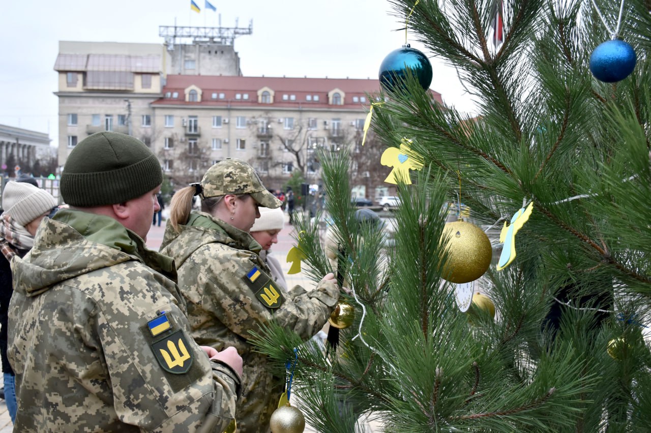 У Кропивницькому прикрасили ялинки на честь ЗСУ, волонтерів ті міст-героїв