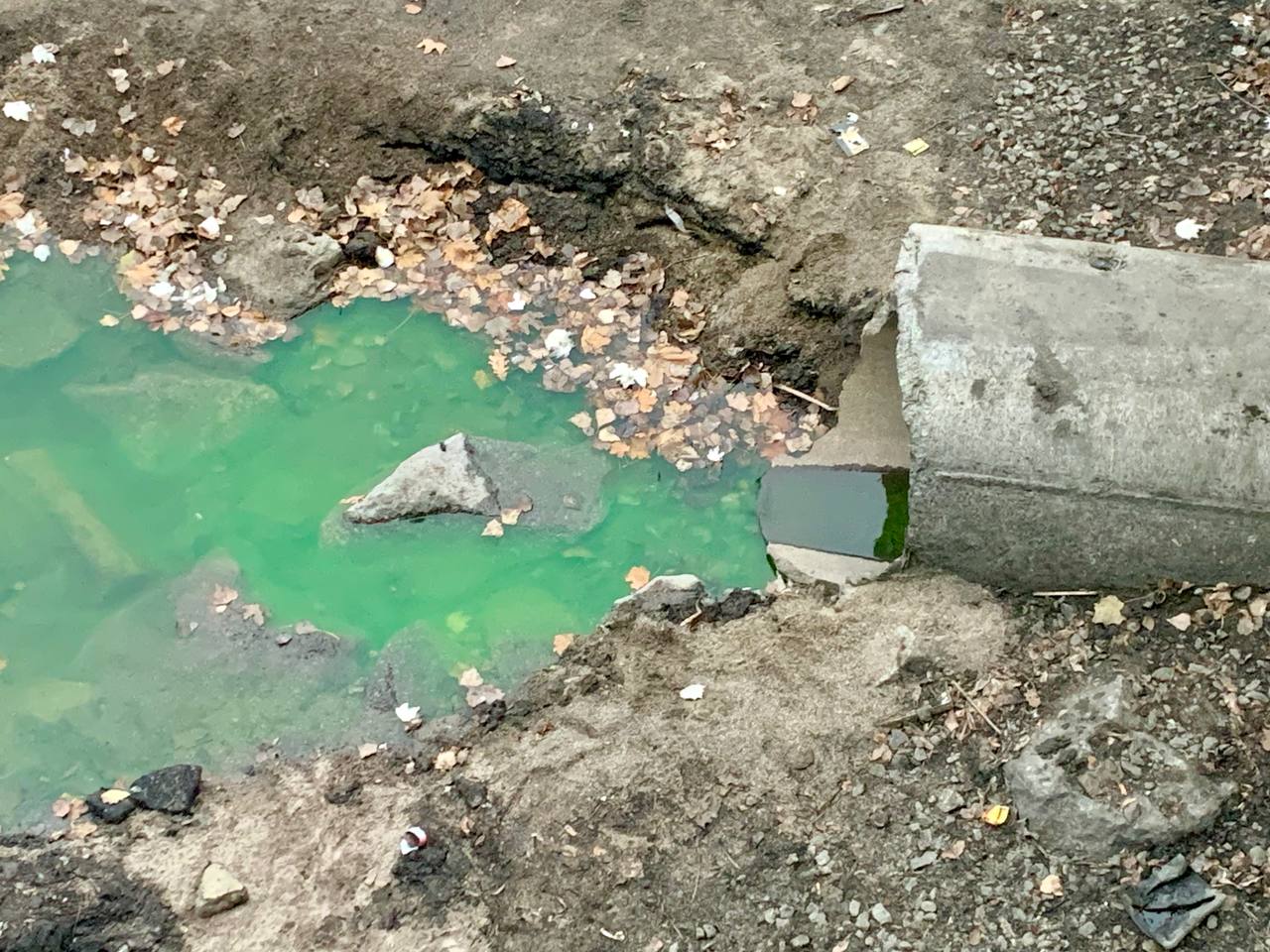 Кропивничан закликають повiдомляти, у випадку витоку яскраво забарвленої води