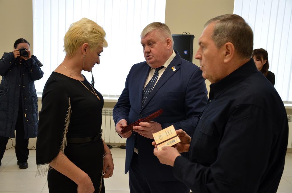 Родинам полеглих захисників України вручили державні нагороди