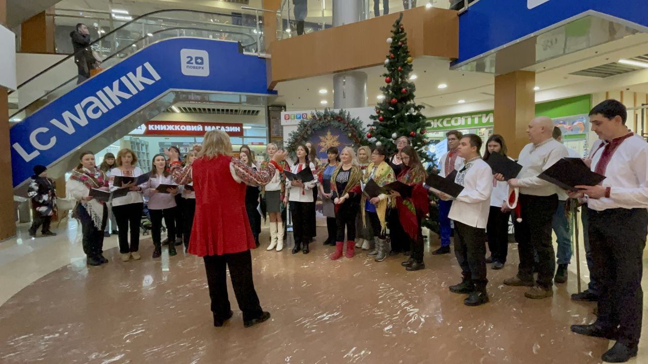 У торговому центрі Кропивницького співали колядки для захисників (ВІДЕО)